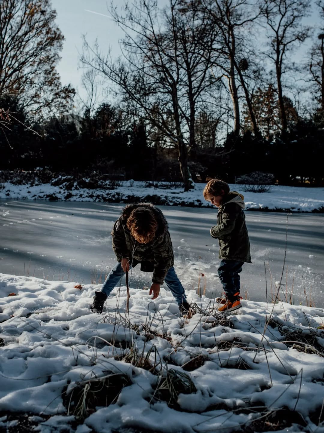 Ważne, żeby ze wszystkim zdążyć. Kupić te świece w tonach hurtowych, co mamy je palić codziennie, przez cały grudzień. Wypisać wszystkie kartki, spakować małymi rączkami, znaczki ponaklejać. Przygotować paczkę dla potrzebujących, zrobić coś dla kogoś, pokazać, że warto. 

No i przeczytać wszystkie grudniowe książki. 
Zrobić wieniec, papierowe gwiazdy, łańcuchy, rysunki.
Okna pomalować, żeby znów zmyć te malunki dopiero przed Wielkanocą.
Zaplanować co na wigilię: nowe puzzle, planszówki?
Upiec trzy wersje pierników. I brownie z czekoladą. I domek z okienkami.
Pójść na spacer z kubkiem kakao w ręku. Na wiele takich spacerów.
I na łyżwy, i na plantację choinek, i na jarmark.
Tradycyjnie. 
Tylko raz w roku 💚

.
.
.

#swieta #corazblizejswieta #grudzień #święta2025 #sesjeswiąteczne2025 #sesjaswiateczna #fotografwroclaw #fotografiawroclaw #sesjeswiatecznewroclaw #sesjeświątecznewrocław