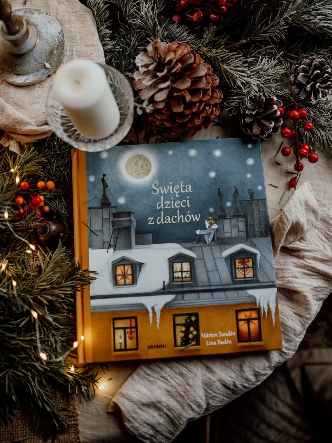 Pytacie, co czytamy z Wami na sesjach świątecznych. Wrzucamy więc obiecany post z listą hitów z naszych sesji ; )

Dla maluchów:

“Jano i Wito Zapach Świąt” Wiola Wołoszyn - polecamy całą serię, hit naszych synów. “W trawie” był ich pierwszą ukochaną, wymemlaną do cna książką.

Dla ciut większych:

“Megabombkowy Hotel Gwiazdkowy” Corderoy Tracey - nieco zwariowana, duże obrazki, piękny morał. Nadal wracamy co roku ; )

Hity dla Starszaków od wydawnictwa Zakamarki:

“Święta dzieci z dachów” Sanden Marten

“Prezent dla Cebulki”,Nilsson Thore Maria, Nilsson Frida

“Hurra, są święta!” Nilson Ulf,

“Kosmiczne święta” Angerborn Igelin Gustavsson Per

W tym roku do naszej biblioteczki dołączyła też świąteczna Gaja z Gajówki i Pucio. Jeszcze jesteśmy w trakcie, więc na sesjach jeszcze nie mamy - najwyżej będziemy polecać i kupimy dla Was za rok 😉

Jak macie jakieś polecajki - będziemy taaaacy wdzięczni 💚✨

.
.
.

#książkidladzieci
#książkidlanajmłodszych
#świąteczneksiążkidladzieci
#świąteczneksiążki
#sesjeswiąteczne
#sesjeświątecznewrocław