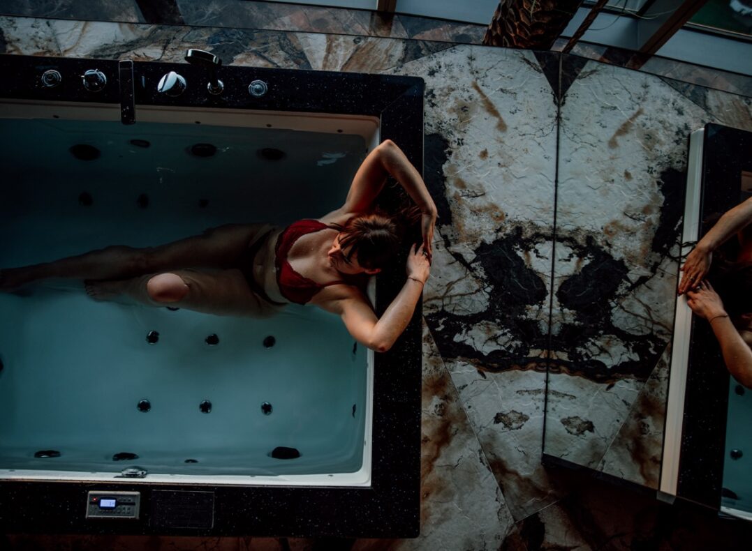 Kobieca sesja w wannie, zrobiona w apartamencie we Wrocławiu