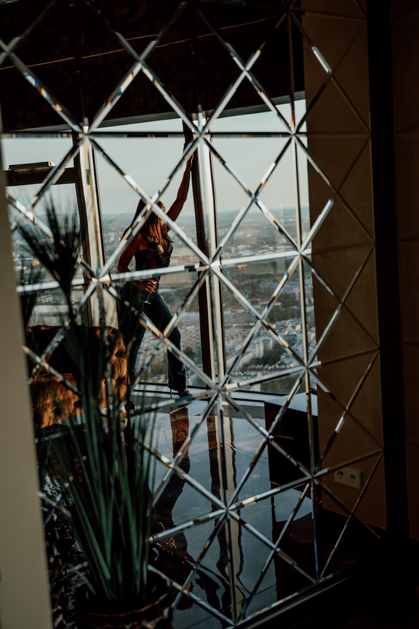 Odbicie w lustrze wykonane podczas sesji kobiecej we Wrocławiu