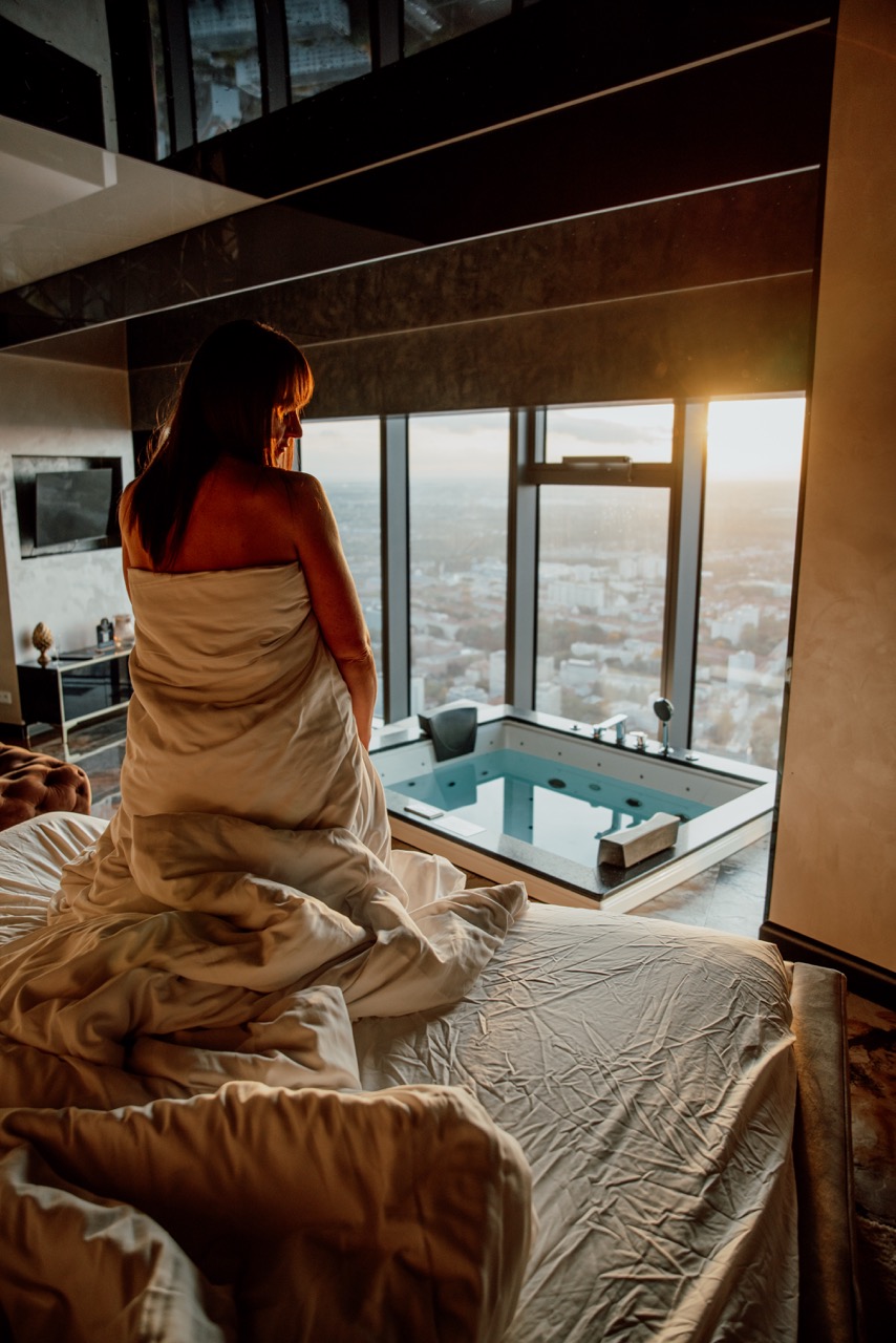 Sesja kobieca w apartamencie z widokiem na miasto Wrocław