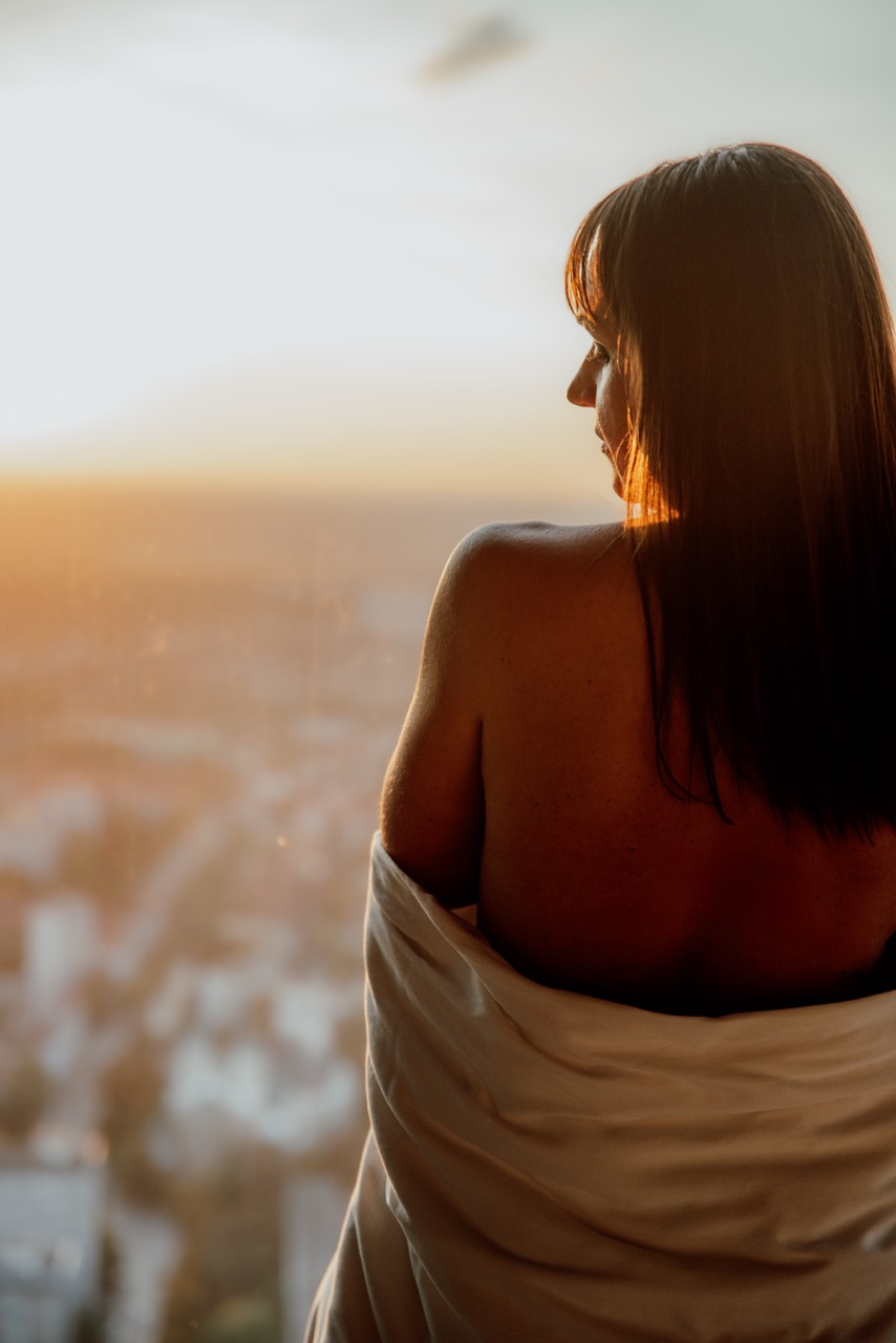 Sesja buduarowa w apartamencie z widokiem na Wrocław