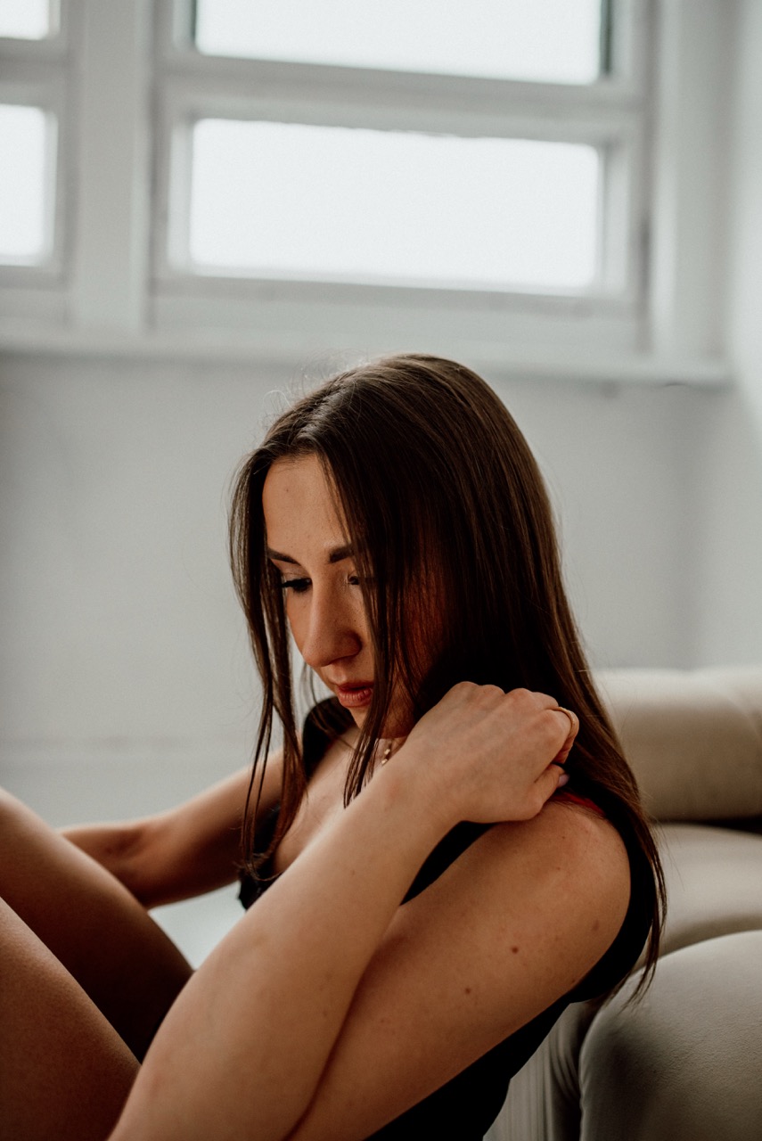 sesja kobieca wrocław białe studio czarne body