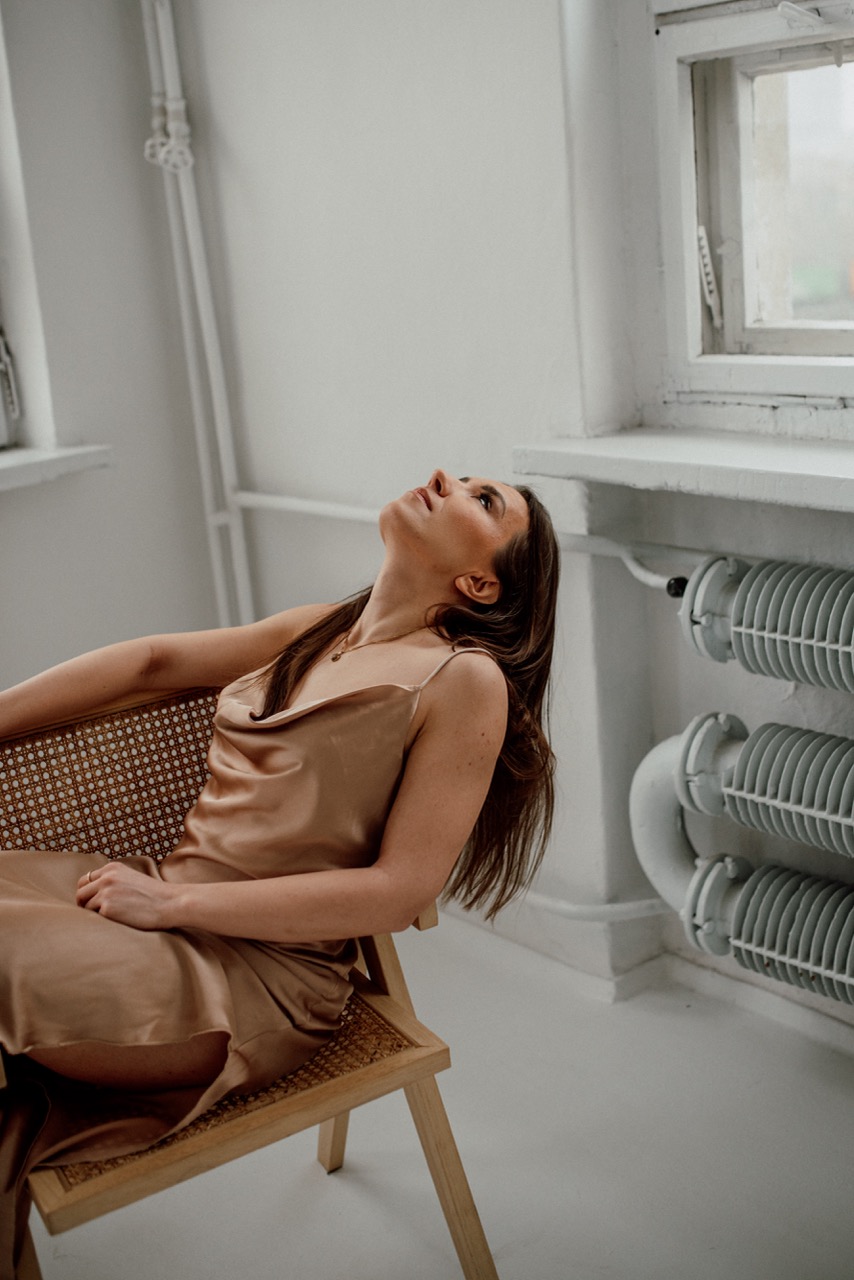 sesja kobieca, dziewczyna w satynowej sukience, wrocław