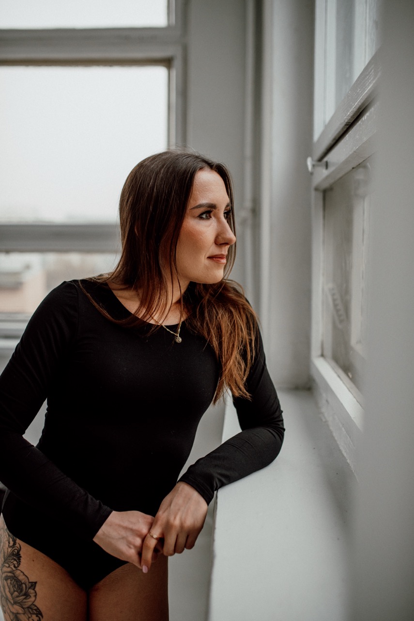 sesja kobieca we wrocławiu w jasnym, białym apartamencie w centrum miasta